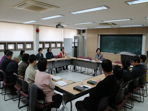 교회 성도들이 성서 연구하고있다