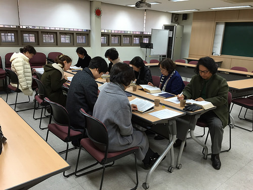교회 성도들이 기도회 진행하고있다