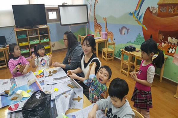 아이들이 찰흙으로 십자가를 만들다