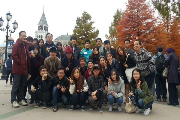 대학청년들이 함께 모여있다