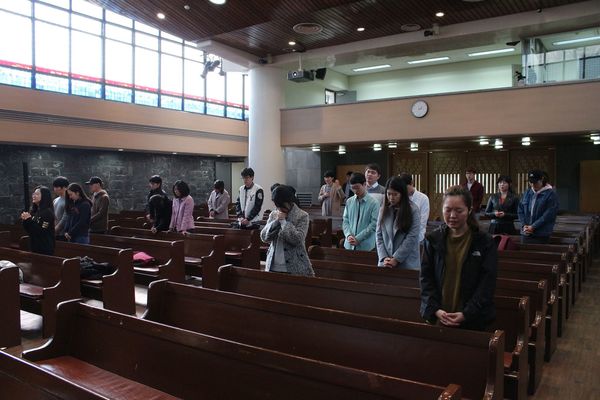 대학청년들이 함께 기도하고있다