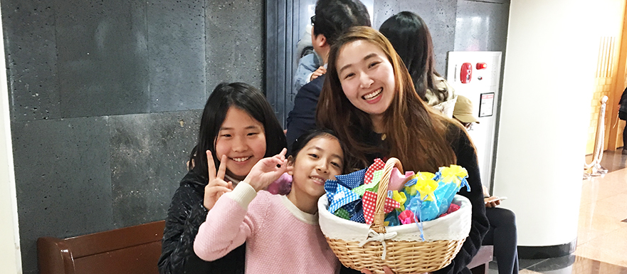 세 소녀들이 웃고 있다