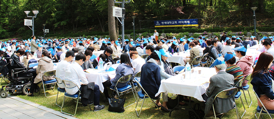 교회 성도들이 소풍에서 기도하고있다.